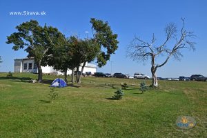 Pláž a táborisko pri symbolickom cintoríne v Kaluži